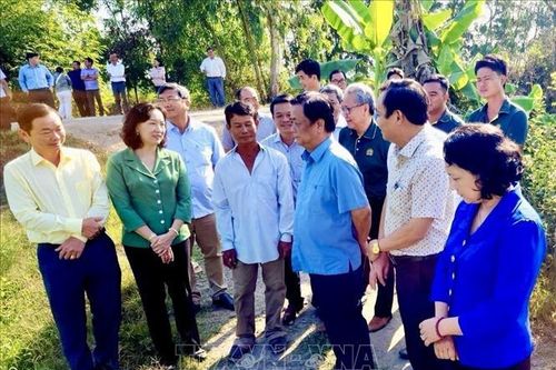 Bộ trưởng Lê Minh Hoan đến thăm đồng tại An Giang