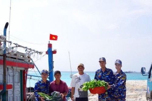 Đảo Sơn Ca hỗ trợ lương thực, thực phẩm cho ngư dân tàu cá Bình Định