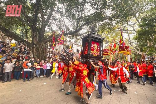 Lễ hội mùa xuân hay cuộc hành hương về 'miền cộng cảm' người Việt
