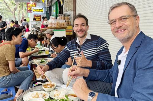Khi 'Tây' trải nghiệm văn hóa ta