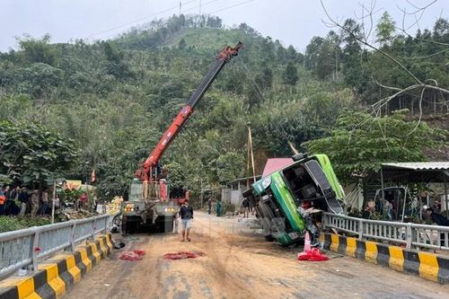 Xác định danh tính nạn nhân vụ lật xe khách ở Yên Bái