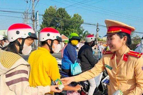 CSGT Công an Vĩnh Long tặng nước suối và sữa cho người dân