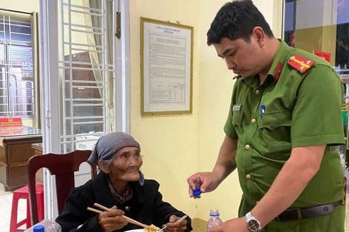 Công an Quảng Ngãi giúp cụ bà 92 tuổi đoàn tụ với gia đình sau 15 năm thất lạc