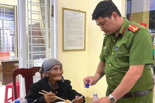 Cụ bà ở Khánh Hòa đoàn tụ gia đình đầu Xuân sau 15 năm lưu lạc