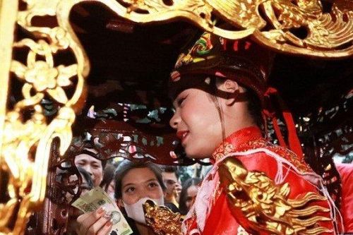 Chen nhau livestream, mừng tuổi 'tướng bà' 12 tuổi ở Sóc Sơn