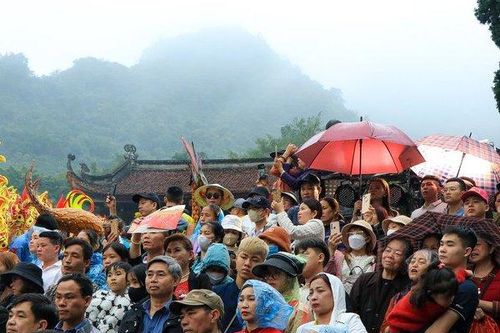 Hà Nội: Người dân đội mưa khai hội chùa Hương