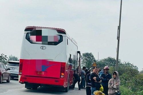 Người dân vạ vật bên đường đón xe rời quê hương sau kỳ nghỉ Tết
