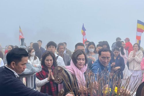 Du khách tham quan di tích Ngọa Vân (Quảng Ninh) dịp đầu xuân