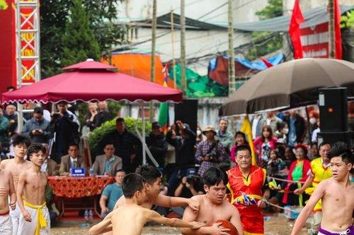 Mãn nhãn xem trai làng vật quả cầu nặng hơn 20kg