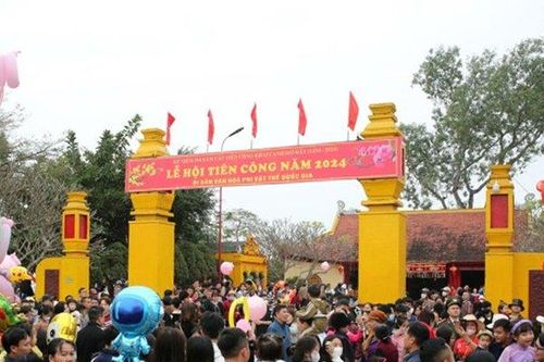 Quảng Ninh: Các cụ cao tuổi ngồi võng rước mừng thọ ở Lễ hội Tiên Công