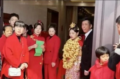 Cô dâu không ngẩng được mặt vì đeo 100 vòng vàng trong đám cưới