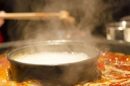 Quán lẩu lãi đậm dịp Tết, ông chủ thưởng 1,2 tỷ tiền mặt cho nhân viên đầu năm
