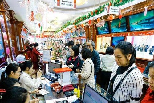 Hà Nội: Người dân chen chân đi mua vàng trước ngày thần tài