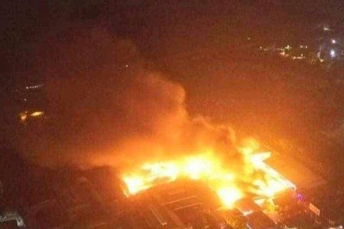Hải Dương: Kho xưởng sản xuất bao bì cháy dữ dội trong đêm