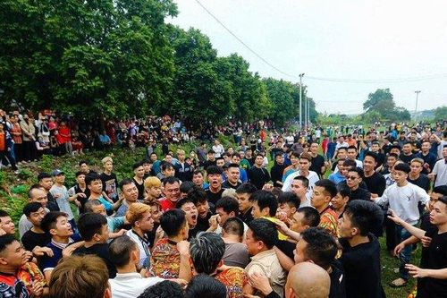 Hàng trăm thanh niên giằng co quyết liệt ở lễ hội cướp cầu