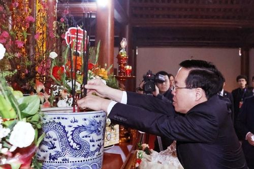 Chủ tịch nước khai bút đầu xuân tại Khu Lưu niệm Anh hùng dân tộc Nguyễn Trãi