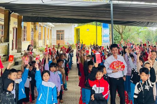 Học sinh miền núi Quảng Nam vui mừng nhận lì xì ngày trở lại trường