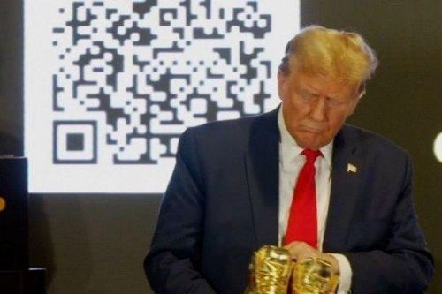 Sau khi bị phạt nặng, ông Trump ra mắt giày 'Không bao giờ đầu hàng'