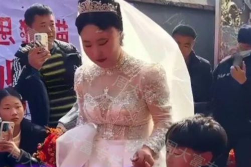 Mặc kệ ngoại hình 'xấu xí' của chú rể, cô dâu khẳng định: 'Tôi yêu anh ấy từ cái nhìn đầu tiên'