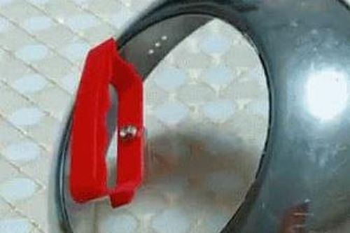 Đừng thay tay cầm của nồi nếu nó bị hỏng, chỉ cần một chai dầu thừa là có thể giải quyết được vấn đề này