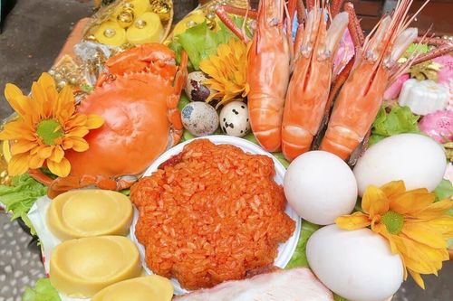 Bánh bao kim sa, cua, tôm hút khách ngày vía Thần tài
