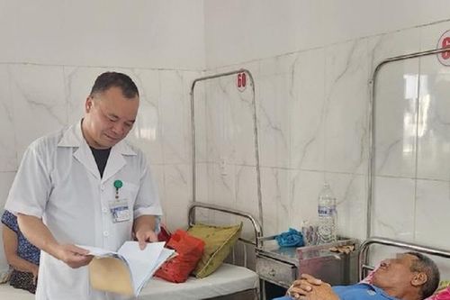 Ăn món quen thuộc, người đàn ông bị sặc 7 năm sau mới gắp được dị vật có răng cưa
