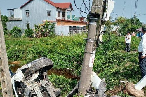Huế: Va chạm giữa ô tô với xe máy, nam thanh niên nhập viện
