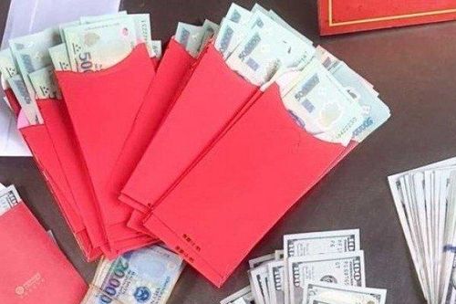 Nhân viên sân bay Tân Sơn Nhất trả lại gần 300 triệu đồng cho khách bỏ quên
