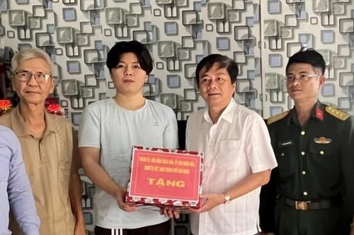Lãnh đạo TP. Cam Ranh: Thăm, tặng quà cho 3 thanh niên có hoàn cảnh khó khăn chuẩn bị nhập ngũ