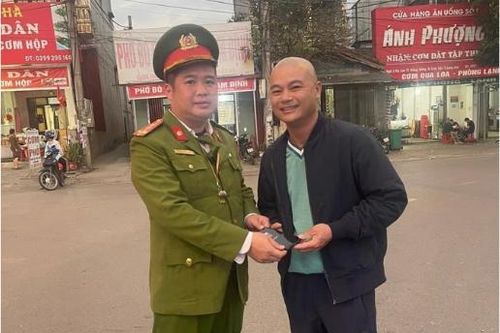 Nhặt được điện thoại, chiến sỹ Công an trả lại người đánh rơi