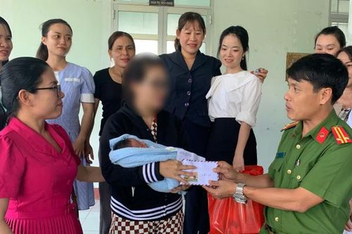 Công an xã vận động người mẹ nhận lại đứa con vừa bỏ rơi