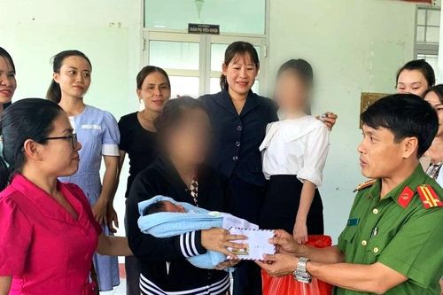 Người mẹ đến chùa nhận lại con sau 2 ngày bỏ rơi