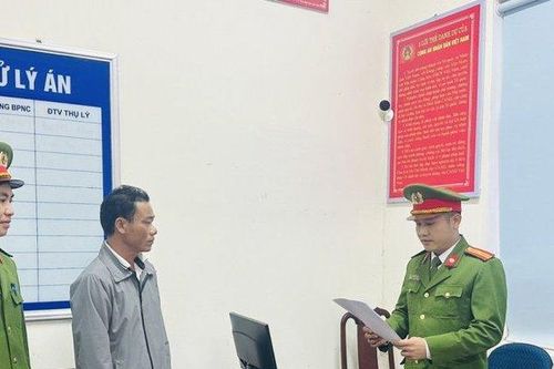 Bắt người đàn ông uống rượu, chống đối cảnh sát