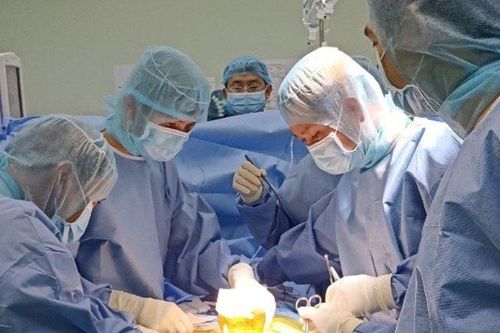 Phối hợp phẫu thuật cứu bệnh nhân bị chiếc kéo đâm xuyên cổ