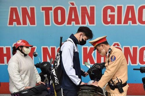 Xử lý vi phạm giao thông trên tuyến đường nhiều trường đại học nhất Thủ đô
