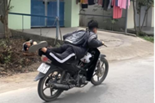 Nam sinh 'biểu diễn xiếc' trên yên xe máy được công an mời lên làm việc