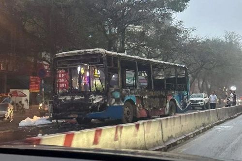 Hà Nội: Xe buýt cháy trơ khung trên đường Nguyễn Khoái, hành khách kịp thoát