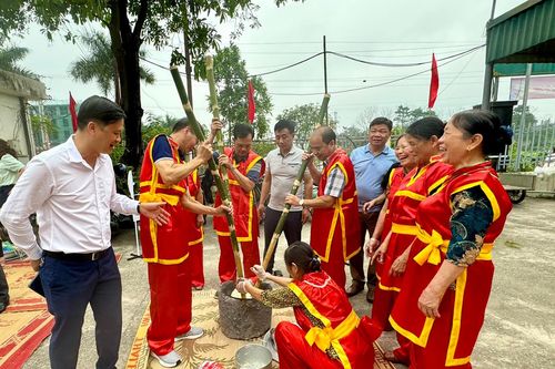 Phường Minh Nông tổ chức thi gói, nấu bánh chưng, giã bánh giầy và giao lưu thể thao