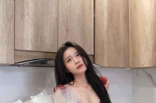 Nữ TikTok diện váy quyến rũ sau nghi vấn tan vỡ với cầu thủ