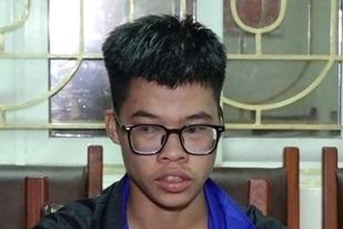 Nam thanh niên nằm trên yên, lao xe máy vun vút trên Đại lộ Thăng Long