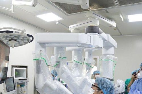 Phẫu thuật bằng robot hiện đại cho 4 bệnh nhân ung thư