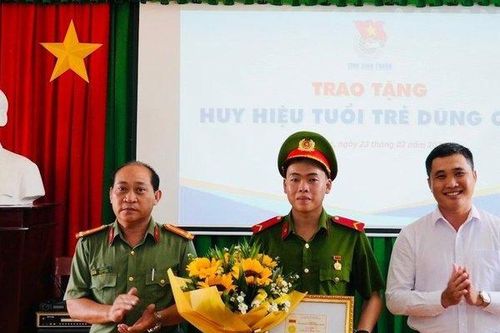 Bình Thuận: Trao huy hiệu Tuổi trẻ dũng cảm cho chiến sĩ công an cứu người