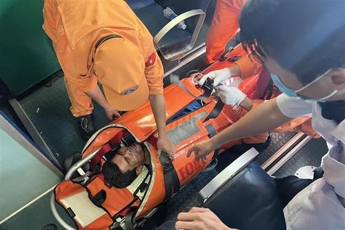 Kịp thời cứu nạn, đưa về bờ an toàn thuyền viên tàu cá gặp nạn trên biển