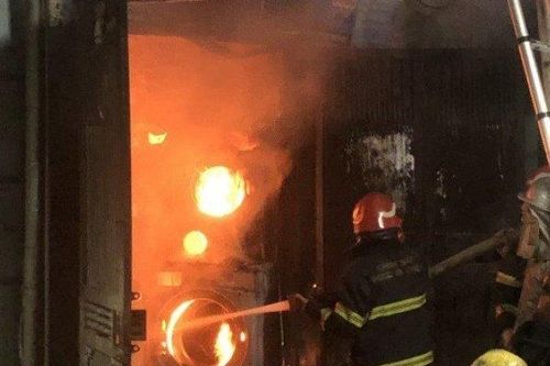 Clip: Nín thở xem cảnh sát phá 'chuồng cọp' giải cứu 4 người mắc kẹt trong vụ cháy nhà ở Hà Nội