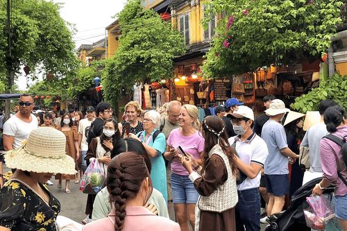 Thí điểm cấp visa dài hạn để thu hút khách du lịch cao cấp