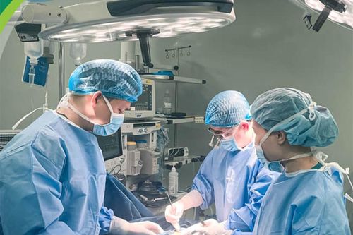 Hà Nội: Bé gái 17 tháng tuổi bị dập nát ngón tay do máy thêu