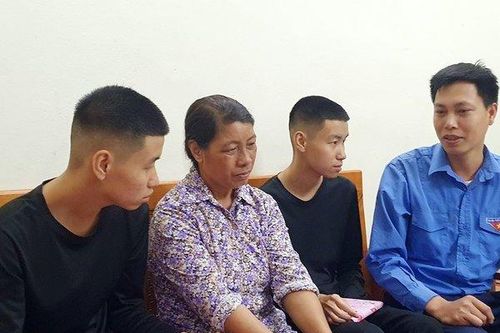 Hải Phòng: Cặp song sinh tình nguyện nhập ngũ vì yêu màu áo lính