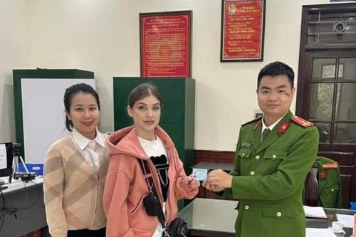Khách nước ngoài viết thư cảm ơn Công an quận Tây Hồ, Hà Nội