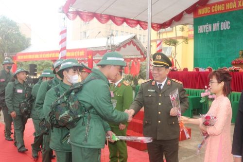 Trung tướng Nguyễn Hải Trung dự lễ giao, nhận quân tại huyện Mỹ Đức