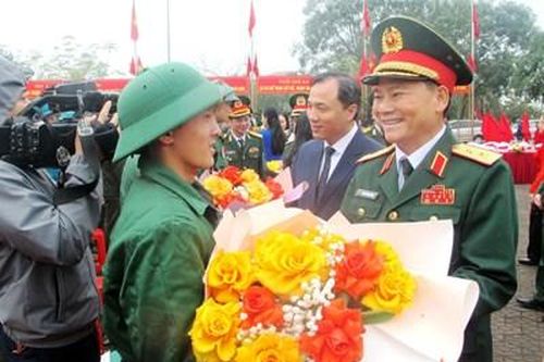 Trung tướng Phạm Trường Sơn dự lễ giao, nhận quân tại tỉnh Hà Tĩnh